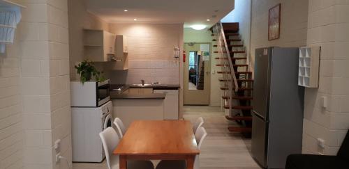 Η κουζίνα ή μικρή κουζίνα στο Cedarwood Apartments