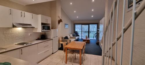 Η κουζίνα ή μικρή κουζίνα στο Cedarwood Apartments