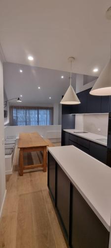Η κουζίνα ή μικρή κουζίνα στο Cedarwood Apartments