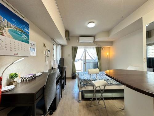 een kleine kamer met een bed en een eetkamer bij ラ・パルフェド・札幌607/La Parfait Sapporo　607 in Kita-rokujō