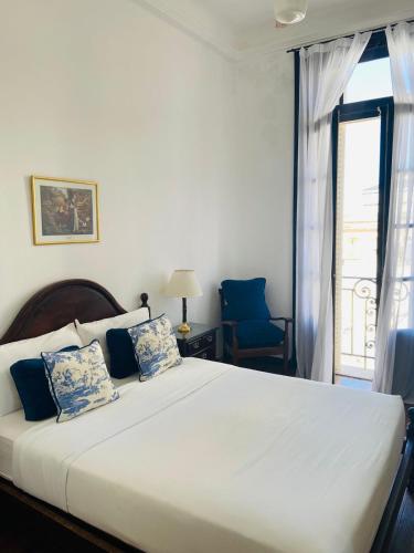 a bedroom with a large white bed with a window at Gran Texier Hotel Casino in Concepción del Uruguay