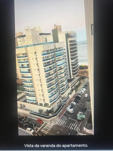 uitzicht op een stad met hoge gebouwen en verkeer bij Apartamento Edificio Sunset 1404 in Vila Velha