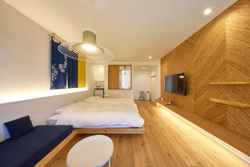 um quarto com uma cama grande e uma televisão em LUXE TECH VILLA Ashitoku - Vacation STAY 10822v em Akaoki