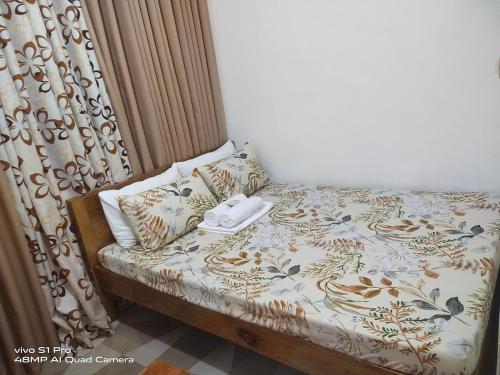 Кровать или кровати в номере Catmel Lodging House