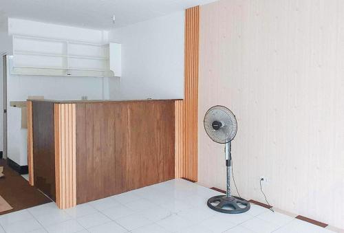 Zimmer mit Ventilator in der Ecke einer Küche in der Unterkunft RedDoorz at Socor Residences Iligan City in Iligan