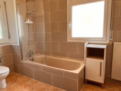 ein Bad mit einer Badewanne und einem WC in der Unterkunft Casa Sant Pere Pescador, 4 dormitorios, 7 personas - ES-89-116 in Sant Pere Pescador