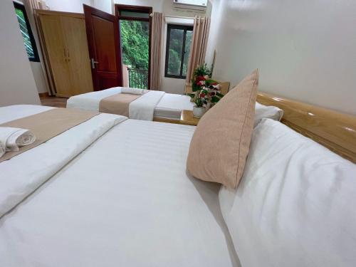 Een bed of bedden in een kamer bij GOLDEN LAND HOTEL