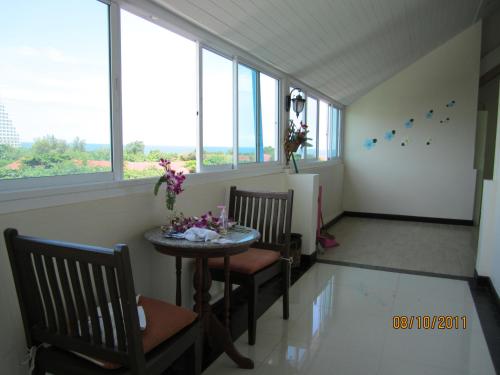 Ein Sitzbereich in der Unterkunft Wannara Hotel Hua Hin