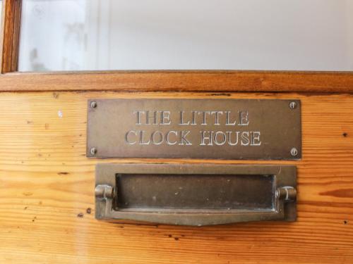 Un certificado, premio, letrero u otro documento en The Little Clock House