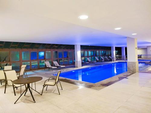 Πισίνα στο ή κοντά στο FLAT VARANDA PEDRA AZUL - Vista Azul Apart Hotel