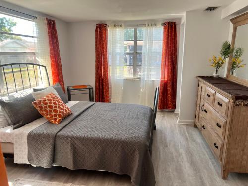 Ένα ή περισσότερα κρεβάτια σε δωμάτιο στο Sunny 3bd home! 10 mins to the beach