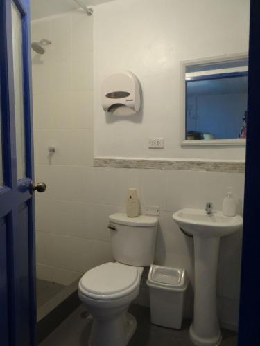 een badkamer met een toilet en een wastafel bij Haku Hostel in Cuzco