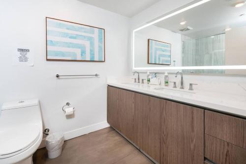 a bathroom with a toilet and a sink at Luxury 2 Bedroom In Larchmont Sleeps 4 W. Roof Top in Los Angeles