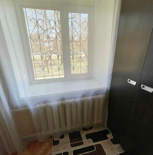 ein Bad mit einem Fenster und einer Etage in der Unterkunft 2х комнатная квартира Кайсенова 84 in Öskemen