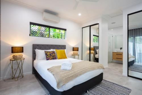 Giường trong phòng chung tại Hamptons Spa Villa - Luxury 3 bedroom 2 bathroom home with outdoor Hot tub