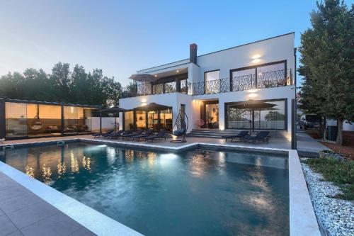 Ferienhaus mit Privatpool für 10 Personen ca 300 qm in Loborika, Istrien Südküste von Istrien