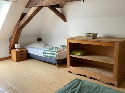 SolesmesにあるGîte Solesmes, 6 pièces, 10 personnes - FR-1-410-440のベッドルーム1室(ベッド1台付)、ウッドフロアの二段ベッド1組が備わります。