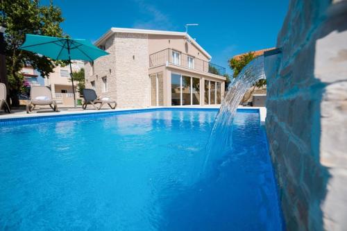 Bazén v ubytování Ferienhaus für 10 Personen in Vir, Dalmatien Inseln vor Zadar nebo v jeho okolí