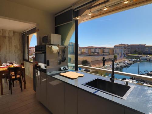 Joli 2 pièces 40m² avec parking privé à Sète - FR-1-472-196