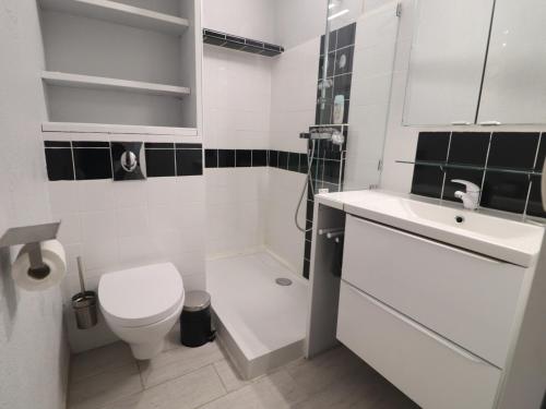 une salle de bain avec toilettes, lavabo et douche dans l'établissement Joli 2 pièces 40m² avec parking privé à Sète - FR-1-472-196, à Sète