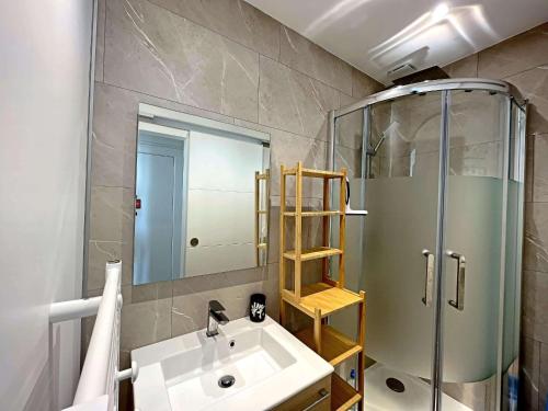 une salle de bain avec un lavabo et une douche dans l'établissement Charmant T2 rénové à Berck Plage, proche mer et centre, idéal pour séjour sur la côte d'Opale - FR-1-646-61, à Berck-sur-Mer