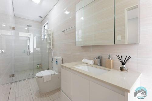 a bathroom with a toilet and a sink and a shower at Aircabin - Fairfield - Modern - 6 Bedrooms House in Fairfield