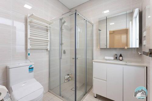 a bathroom with a shower and a toilet and a sink at Aircabin - Fairfield - Modern - 6 Bedrooms House in Fairfield