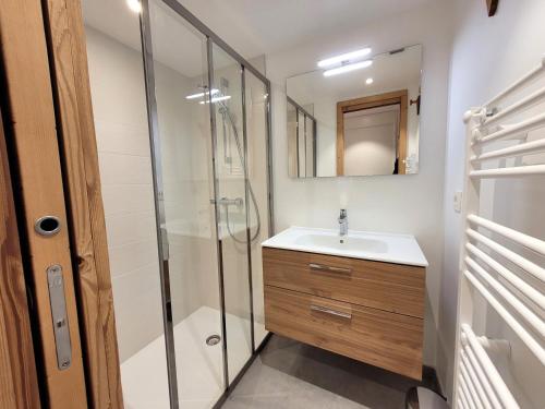 a bathroom with a sink and a shower at Appartement lumineux 3* avec terrasse, 2 chambres, proche centre et pistes, garage inclus - FR-1-598-163 in Les Gets