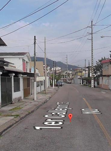 an empty street with a stop sign on the road at Habitación Amoblada in Guayaquil