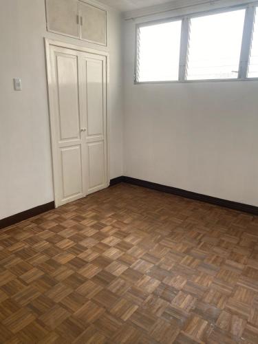 an empty room with a door and a wooden floor at Habitación Amoblada in Guayaquil