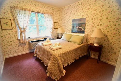 un dormitorio con una cama con dos animales de peluche en Souther Country Lodge - 200 Acres!, en Blairsville