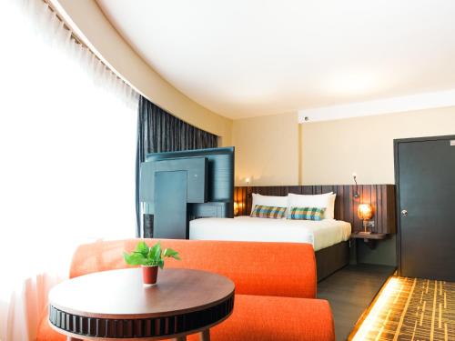 Habitación de hotel con cama y sofá en Stay with Bintang, en Kuala Lumpur