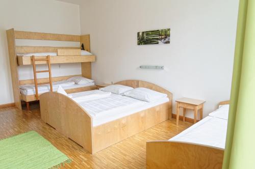 Giường trong phòng chung tại Jugend- und Familiengästehaus Cap Wörth