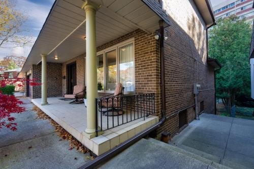 - une terrasse couverte avec 2 chaises dans l'établissement Bright and spacious house close to subway, à Toronto