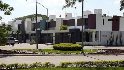 een gebouw met een parkeerplaats ervoor bij Ya no se renta in Villahermosa