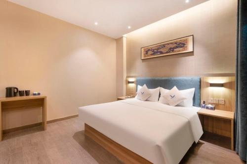 Cama ou camas em um quarto em Platinum Times Aparthotel