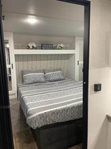 sypialnia z łóżkiem w małym pokoju w obiekcie Mountain Top Hideout w mieście Sevierville