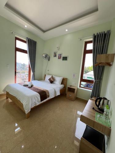 - une chambre avec un lit et 2 fenêtres dans l'établissement Alex Home Đà Lạt, à Đà Lạt