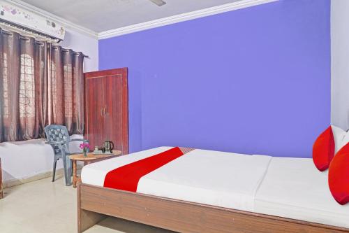 Giường trong phòng chung tại OYO Nandini Hotel