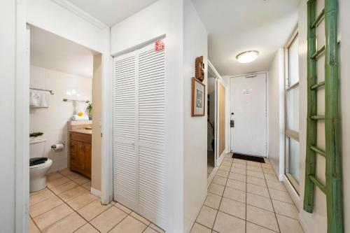 Koupelna v ubytování Kahana Reef 201 · KR 201 OceanFront 1BD Condo w Ocean Views Pool