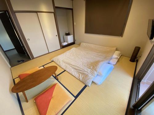Kogushiにあるseaside villa HILIFE - Vacation STAY 27367vの小さなベッドルーム(ベッド1台、椅子付)