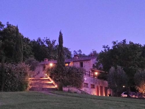 een huis met trappen die 's nachts naar boven leiden bij Ferienhaus für 10 Personen und 4 Kinder in Chianni, Toskana Provinz Pisa in Rivalto