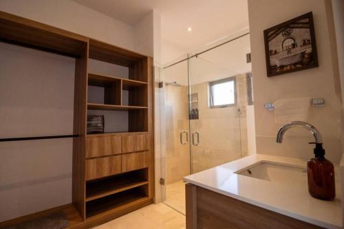 W łazience znajduje się umywalka i prysznic. w obiekcie Villa Parvada w mieście Parras de la Fuente