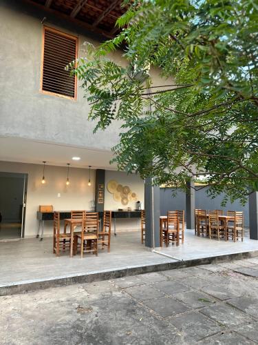 Restaurace v ubytování Rio Claro Comfort Hostel e Suítes