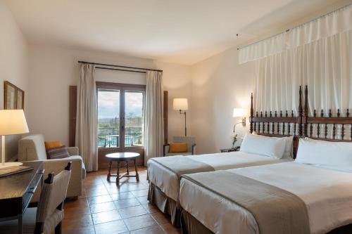 A bed or beds in a room at Parador de Benavente