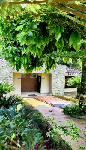 Ein Garten an der Unterkunft Terra Luna Lodge