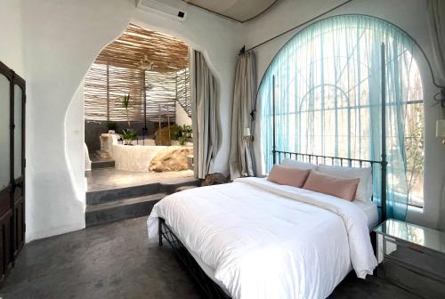 a bedroom with a large bed and a bathroom at Rosarii Pacis Villa - Venuestay in Thôn Bình Hưng