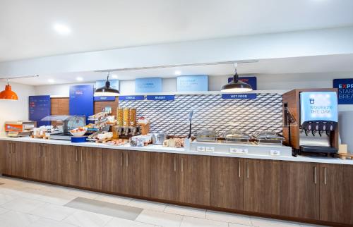 a restaurant with a counter with a food at Holiday Inn Express Hotel & Suites Birmingham - Inverness 280, an IHG Hotel in Birmingham
