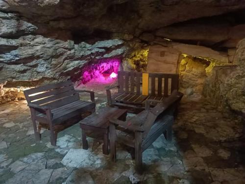 2 bancs en bois dans une grotte aux lumières violettes dans l'établissement HDA VALENTINA, à Playa del Carmen