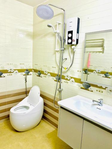 a bathroom with a shower and a toilet and a sink at Villa Quy Nhơn Gần Biển Gần Trung Tâm - Biệt Thự Quy Nhơn Gần Biển in Quy Nhon